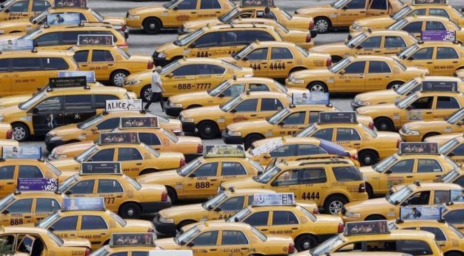 Judge tosses $1 billion taxi lawsuit over Uber law